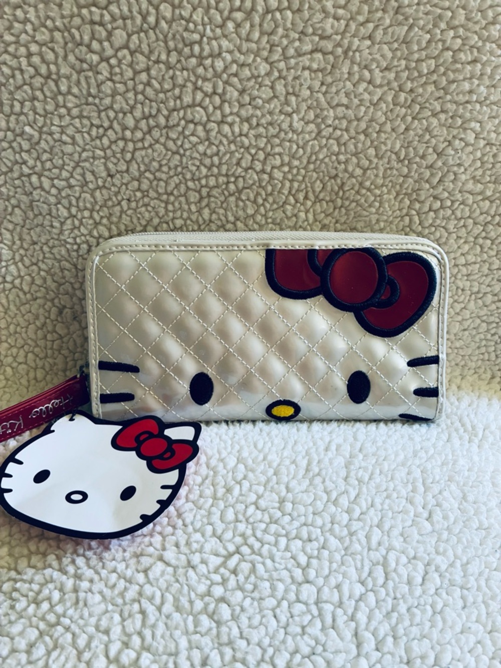NWT! Loungefly Hello Kitty Quilted Zip Around Wallet White with Red Bow Accent - Picture 4 of 16